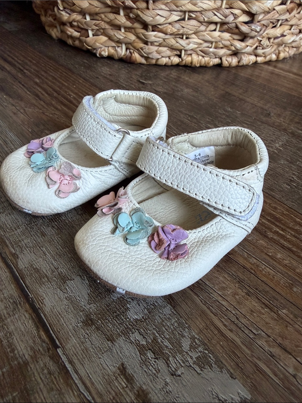 Robeez leather soft soled baby shoes with flowers size 3-6m